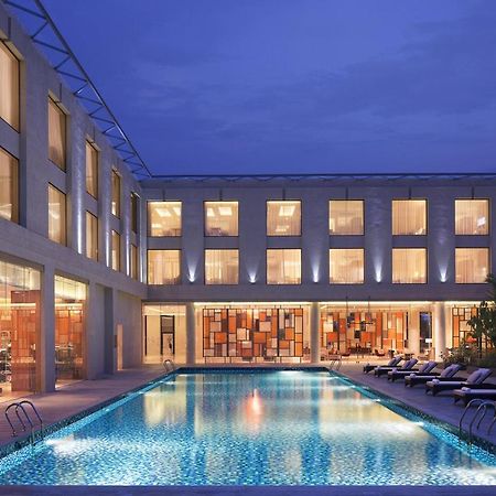 Отель Courtyard By Marriott Kochi Airport Недумбассери Экстерьер фото The hotel's pool