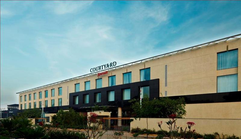 Отель Courtyard By Marriott Kochi Airport Недумбассери Экстерьер фото Country Yard Hotel