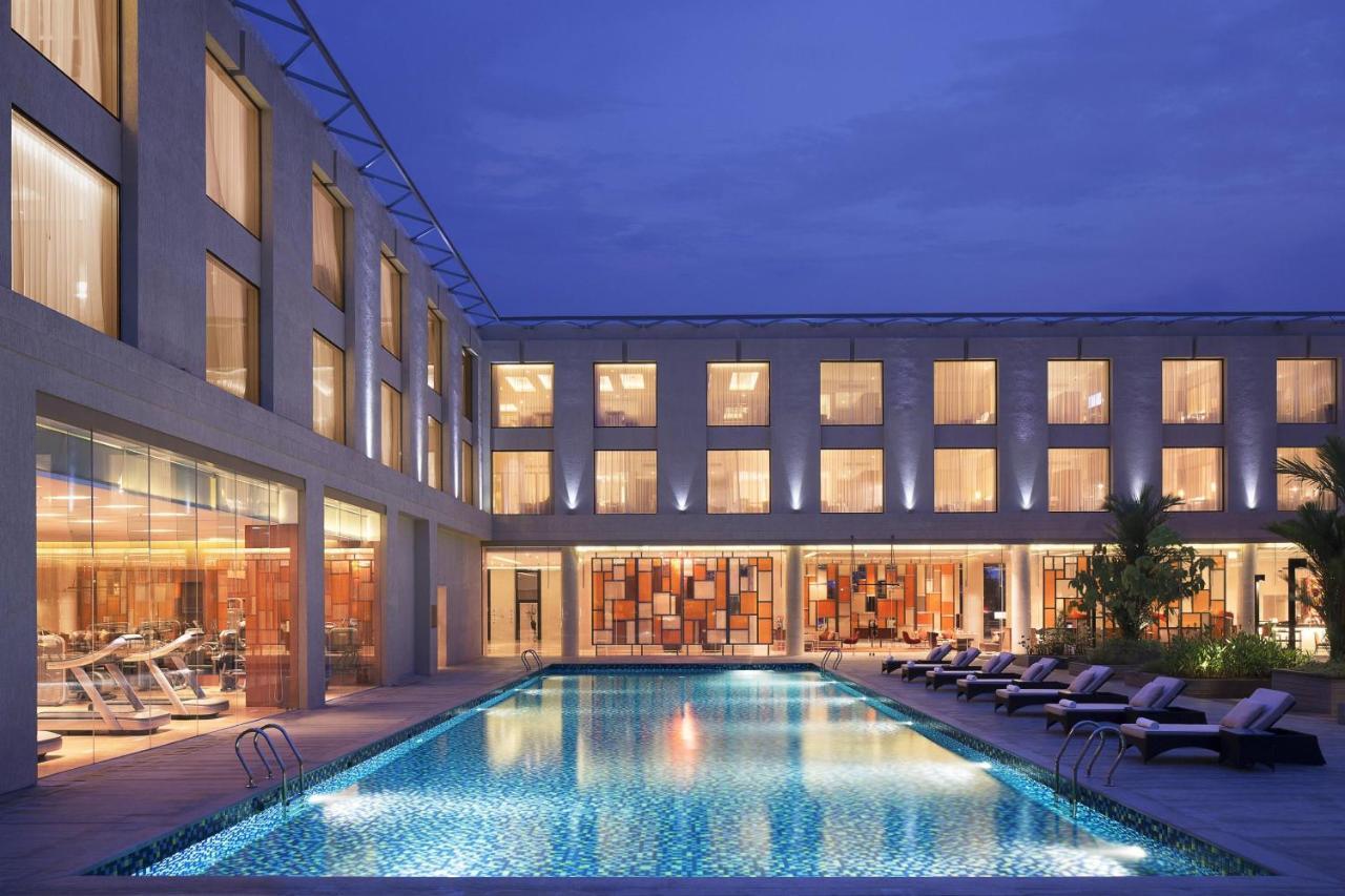 Отель Courtyard By Marriott Kochi Airport Недумбассери Экстерьер фото The hotel's pool