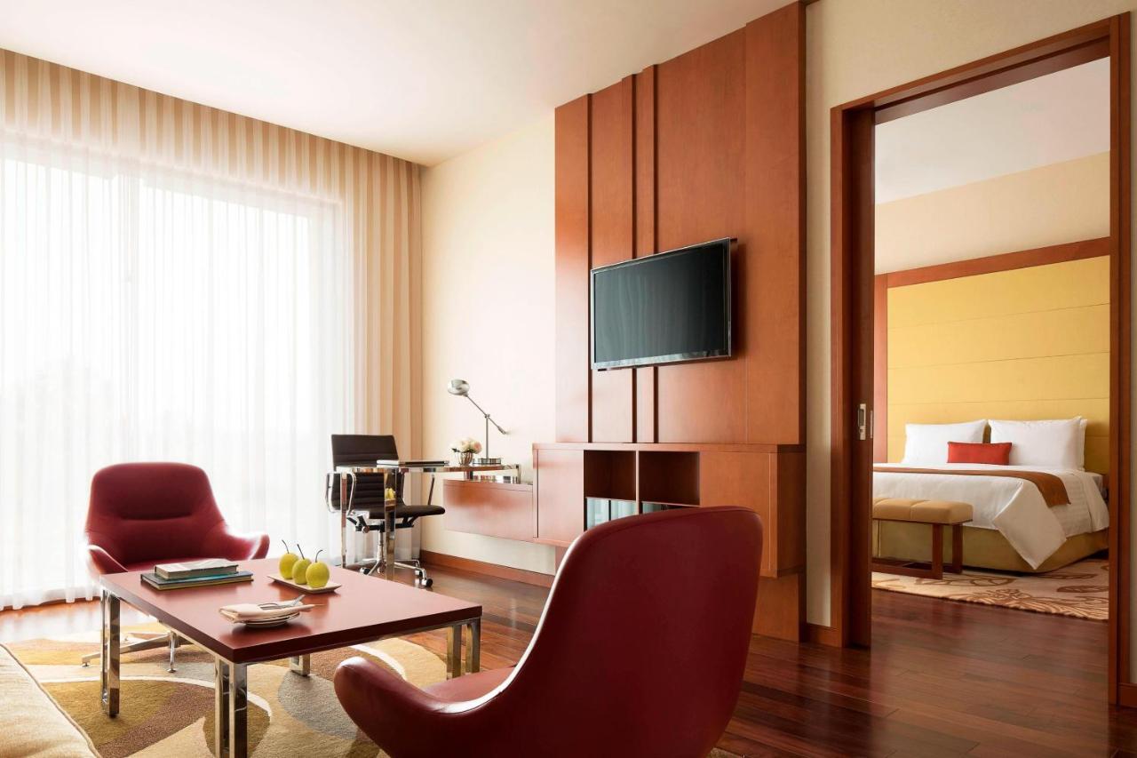 Отель Courtyard By Marriott Kochi Airport Недумбассери Экстерьер фото Suite