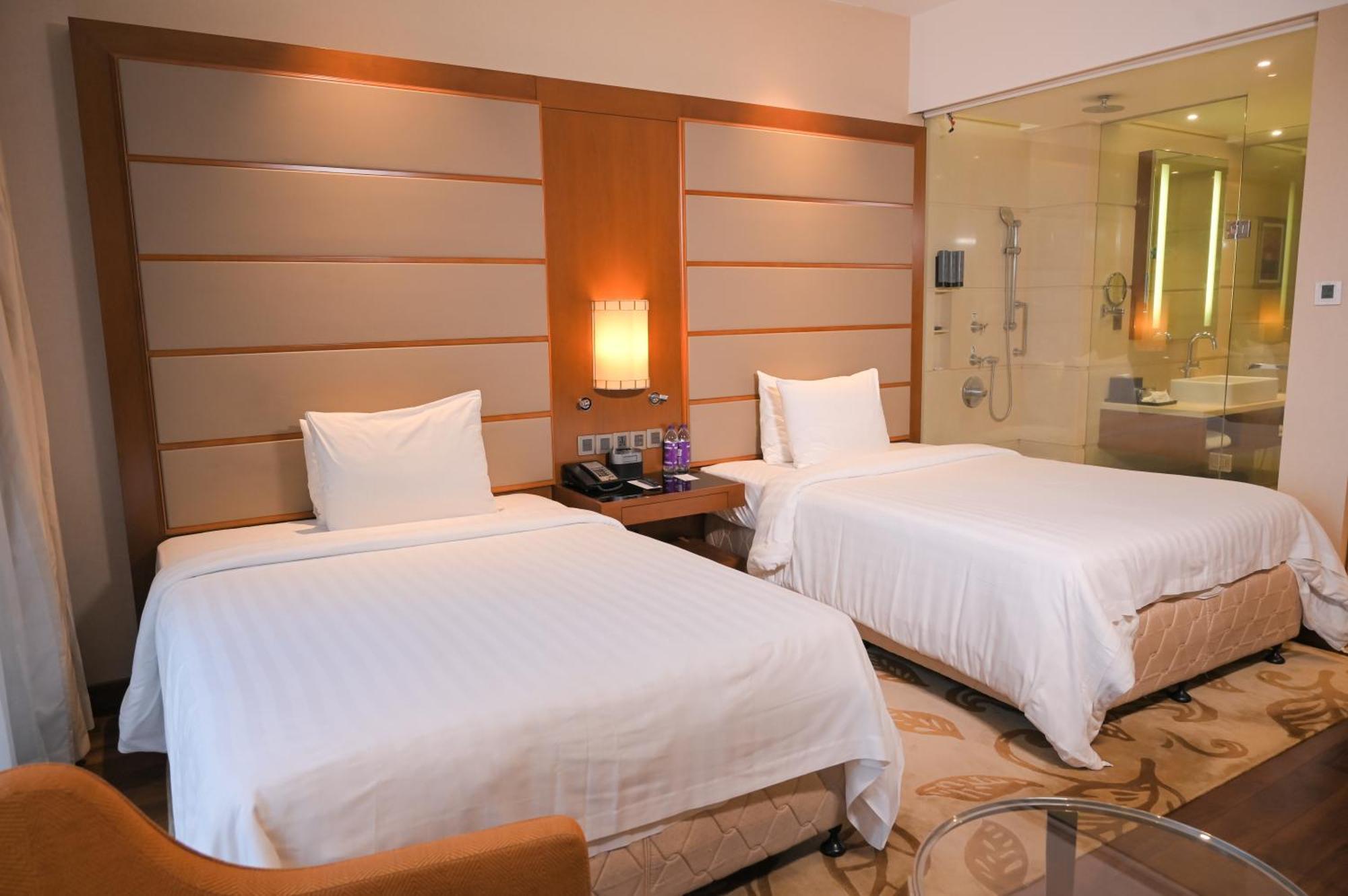 Отель Courtyard By Marriott Kochi Airport Недумбассери Экстерьер фото A room at the hotel