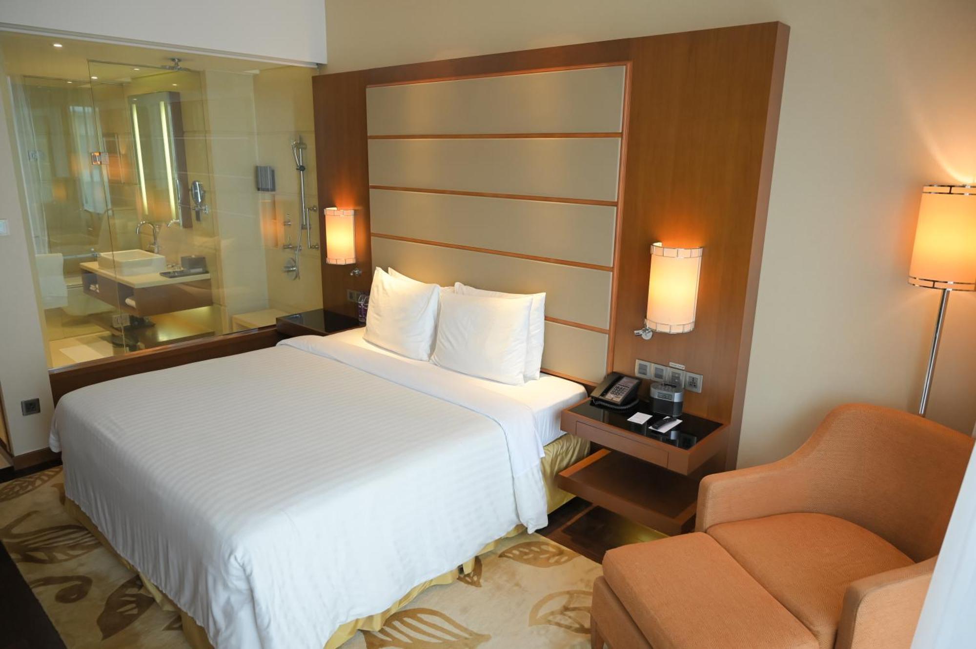 Отель Courtyard By Marriott Kochi Airport Недумбассери Экстерьер фото A room at the hotel