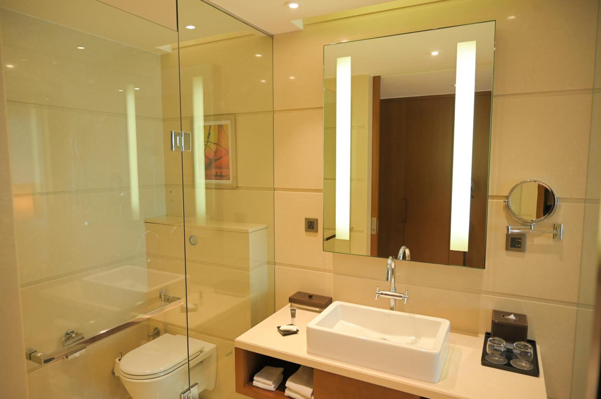 Отель Courtyard By Marriott Kochi Airport Недумбассери Экстерьер фото Bathroom