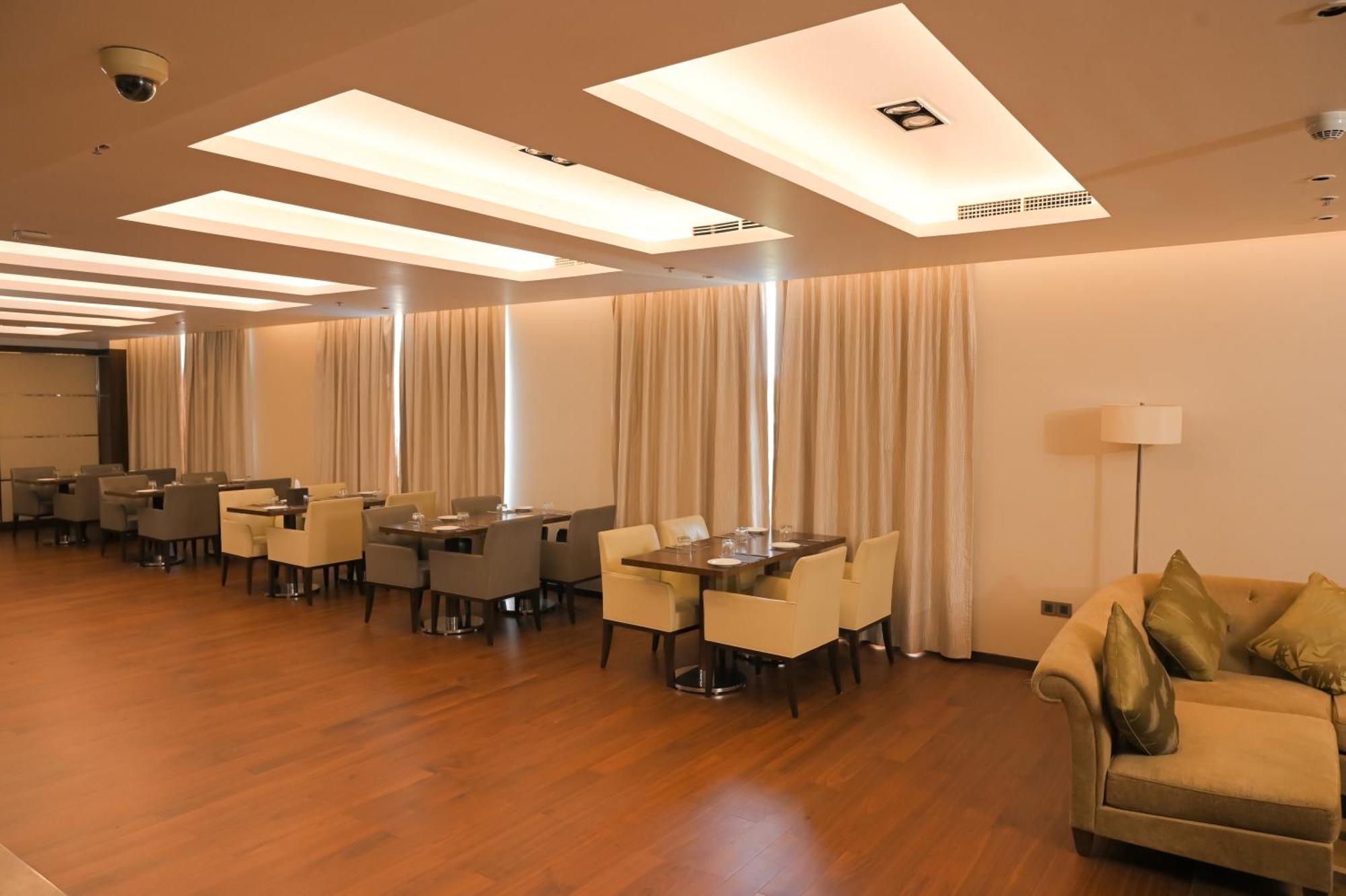 Отель Courtyard By Marriott Kochi Airport Недумбассери Экстерьер фото The interior of the lounge