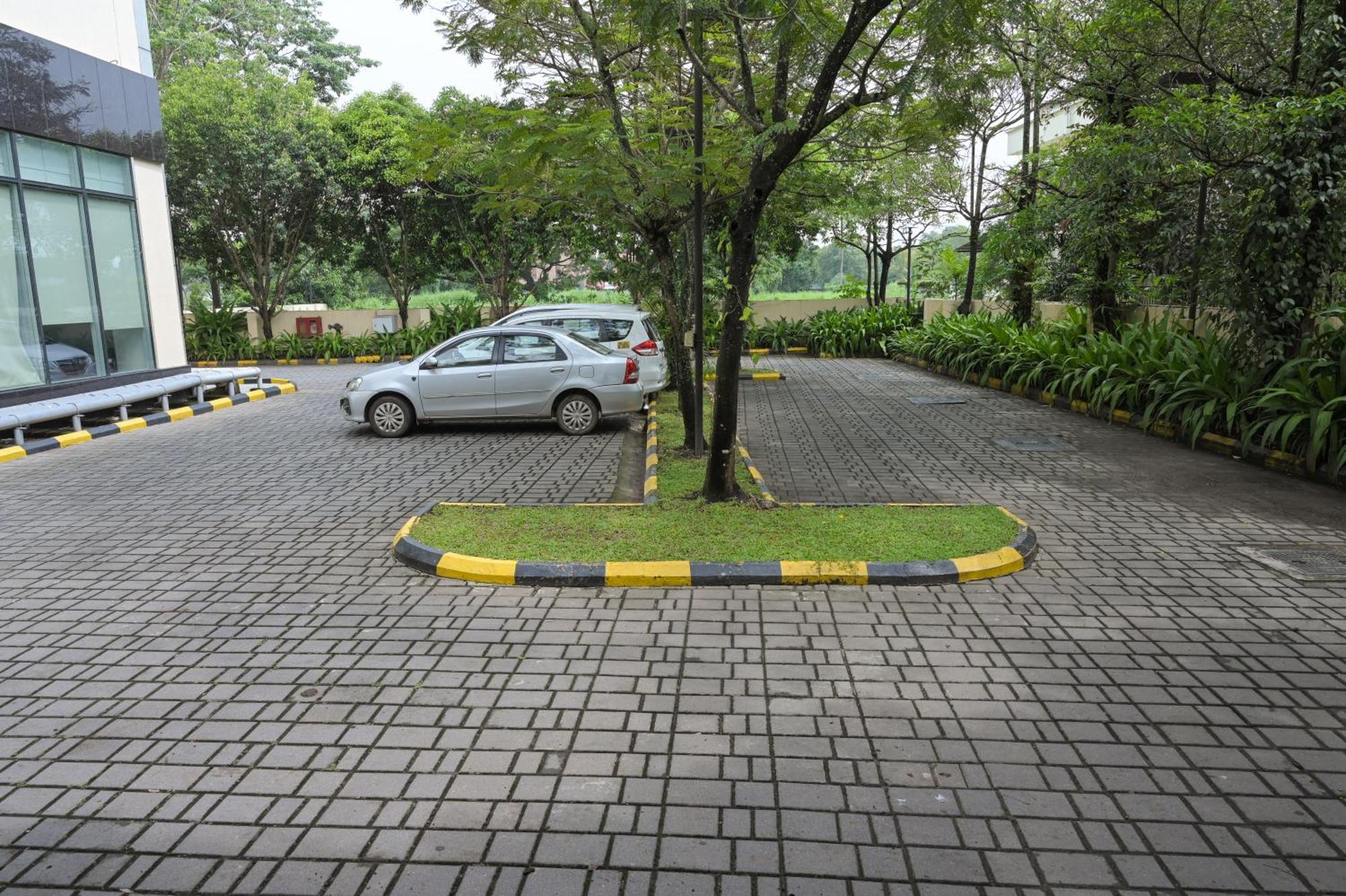 Отель Courtyard By Marriott Kochi Airport Недумбассери Экстерьер фото A parking lot in Jakarta, Indonesia