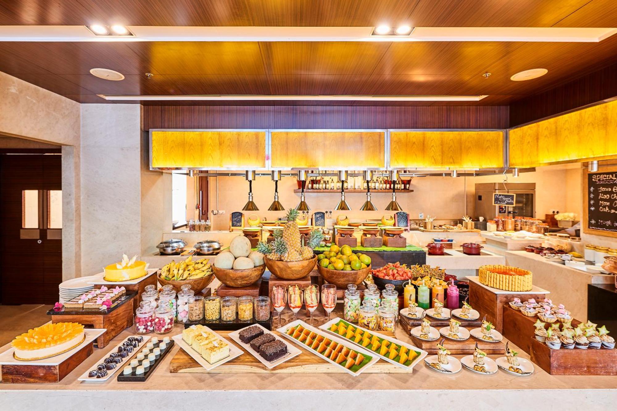 Отель Courtyard By Marriott Kochi Airport Недумбассери Экстерьер фото The buffet at the hotel