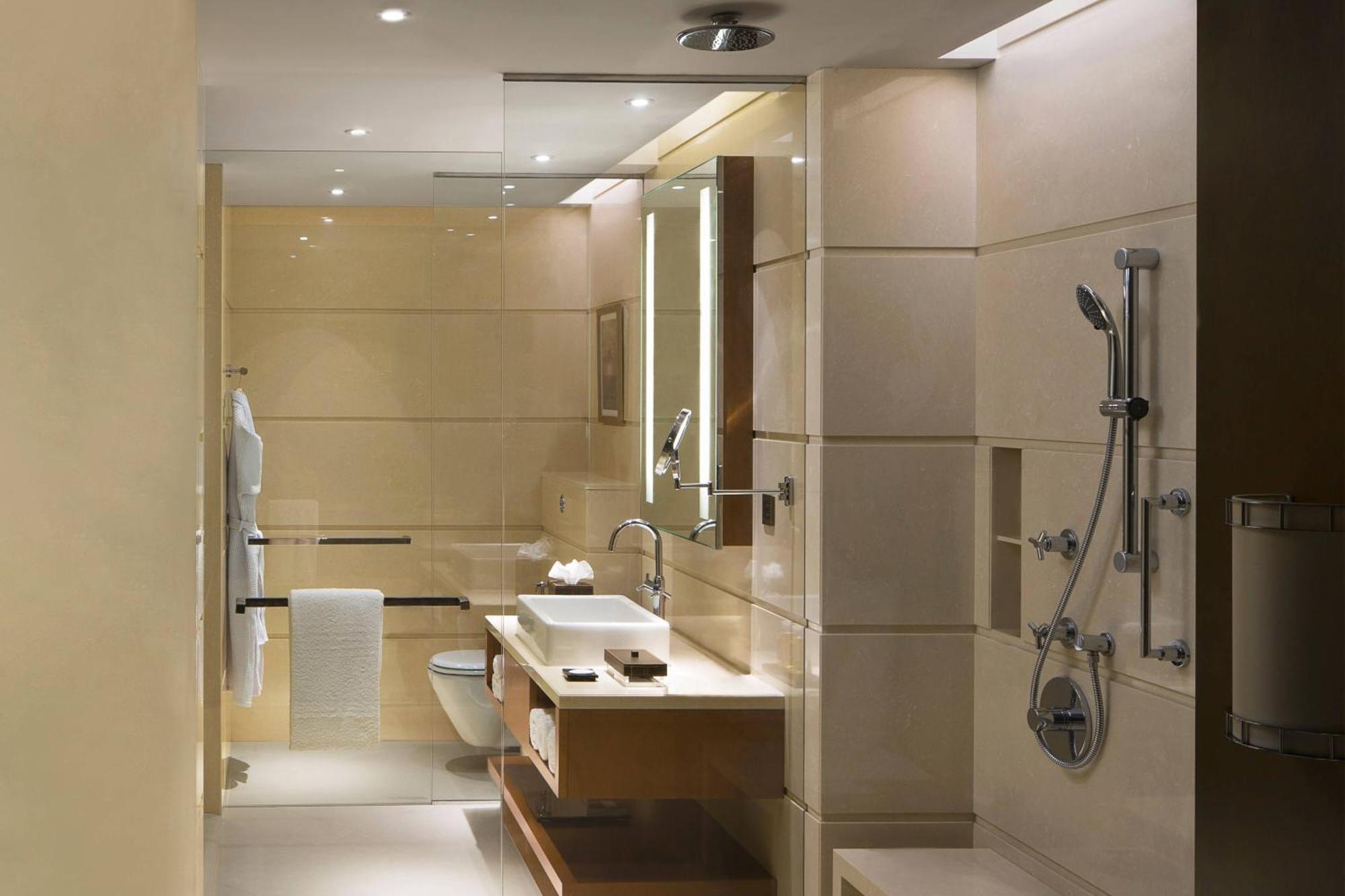 Отель Courtyard By Marriott Kochi Airport Недумбассери Экстерьер фото Bathroom