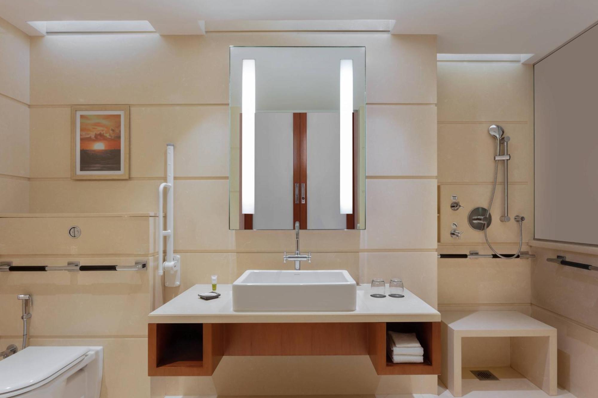 Отель Courtyard By Marriott Kochi Airport Недумбассери Экстерьер фото Bathroom