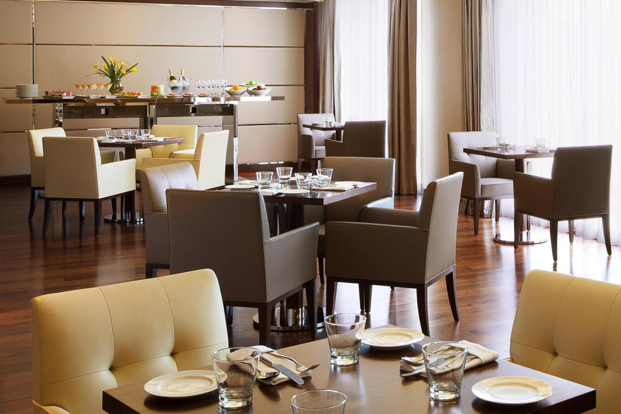 Отель Courtyard By Marriott Kochi Airport Недумбассери Экстерьер фото The restaurant