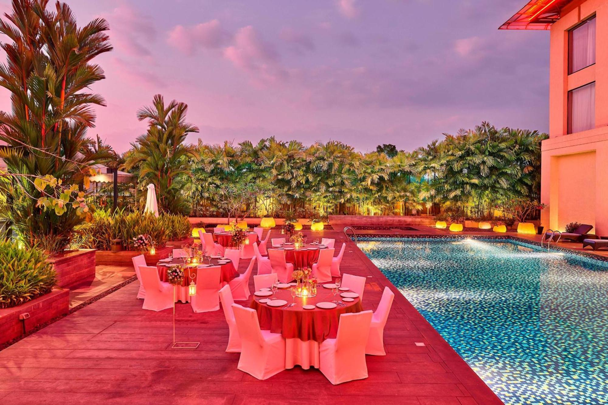 Отель Courtyard By Marriott Kochi Airport Недумбассери Экстерьер фото Poolside at The Park, New Delhi