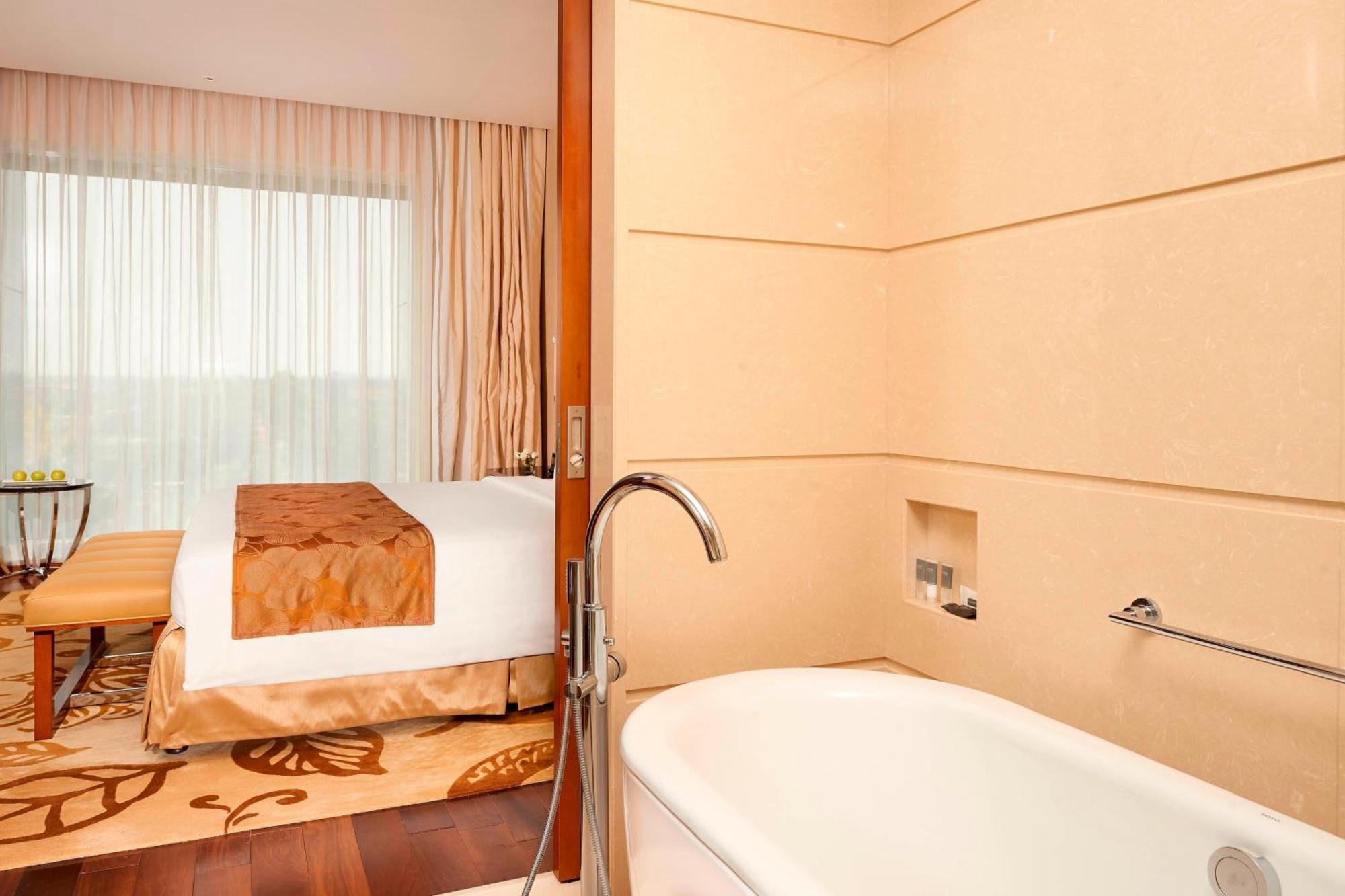 Отель Courtyard By Marriott Kochi Airport Недумбассери Экстерьер фото Bathroom
