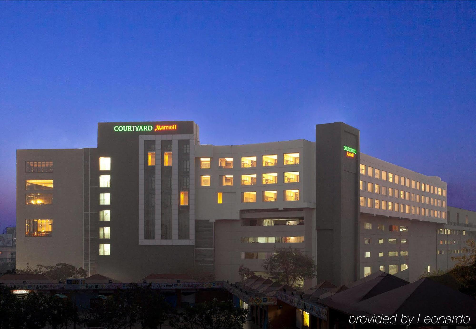 Отель Courtyard By Marriott Kochi Airport Недумбассери Экстерьер фото The Courtyard Marriott in the evening