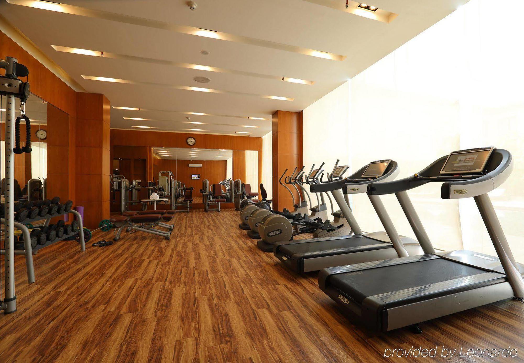 Отель Courtyard By Marriott Kochi Airport Недумбассери Экстерьер фото A gym in a hotel