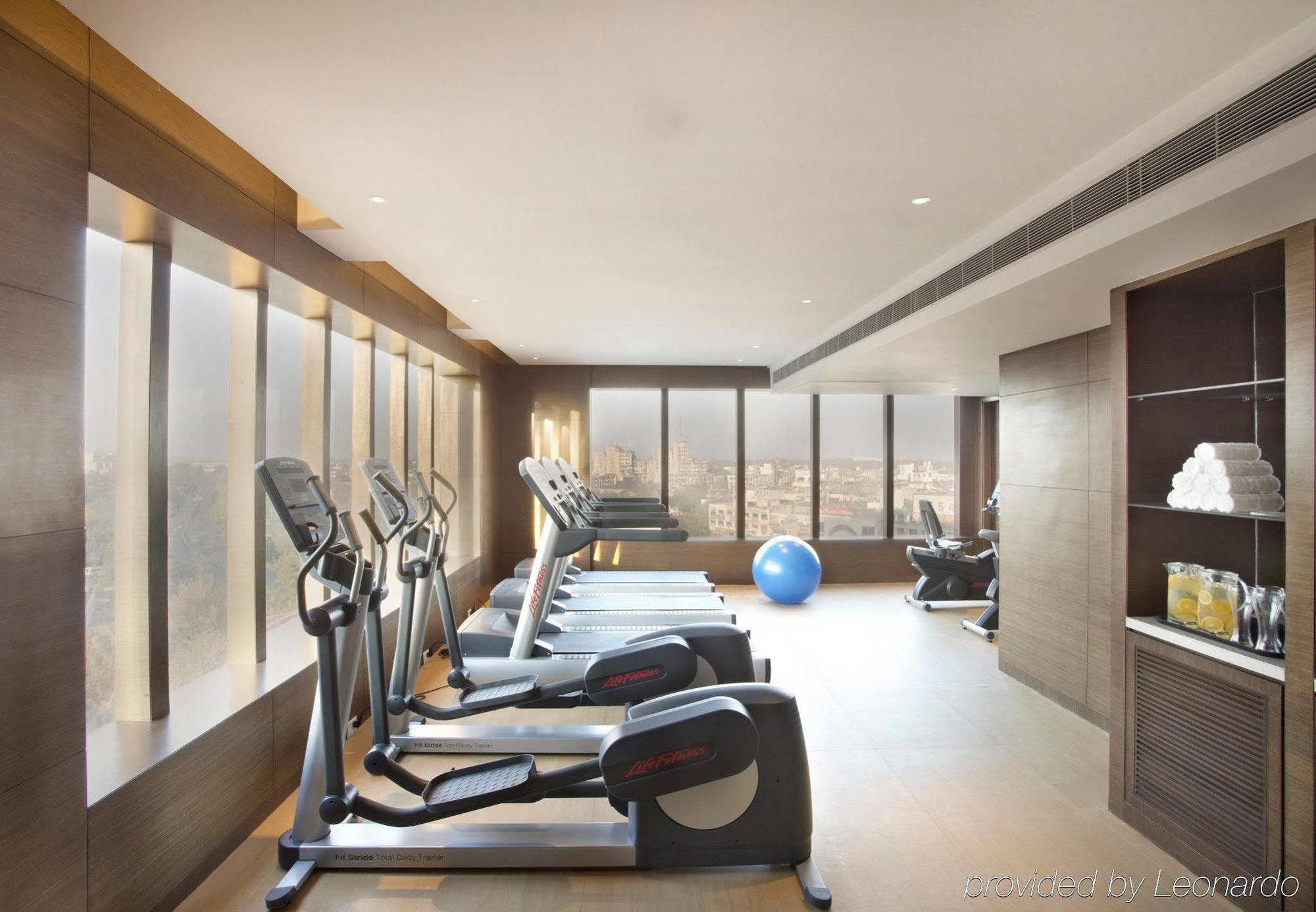 Отель Courtyard By Marriott Kochi Airport Недумбассери Экстерьер фото The gym at the hotel