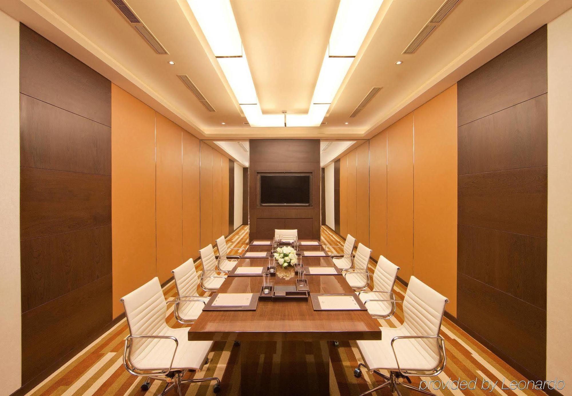 Отель Courtyard By Marriott Kochi Airport Недумбассери Экстерьер фото Boardroom