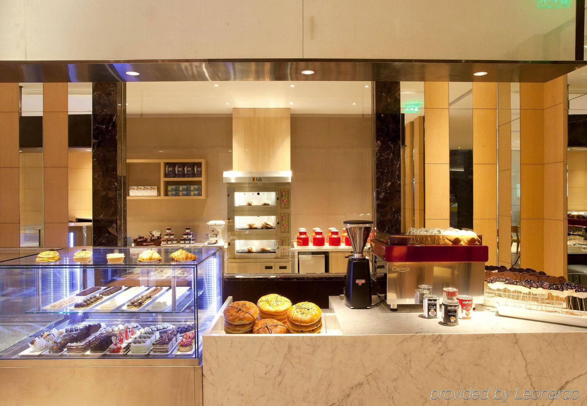Отель Courtyard By Marriott Kochi Airport Недумбассери Экстерьер фото The Coffee Shop