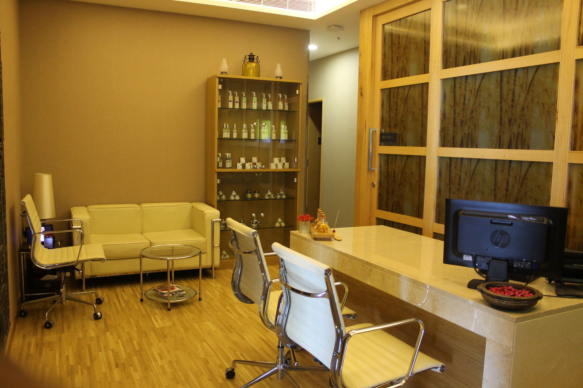 Отель Courtyard By Marriott Kochi Airport Недумбассери Экстерьер фото A doctor's office in Taiwan